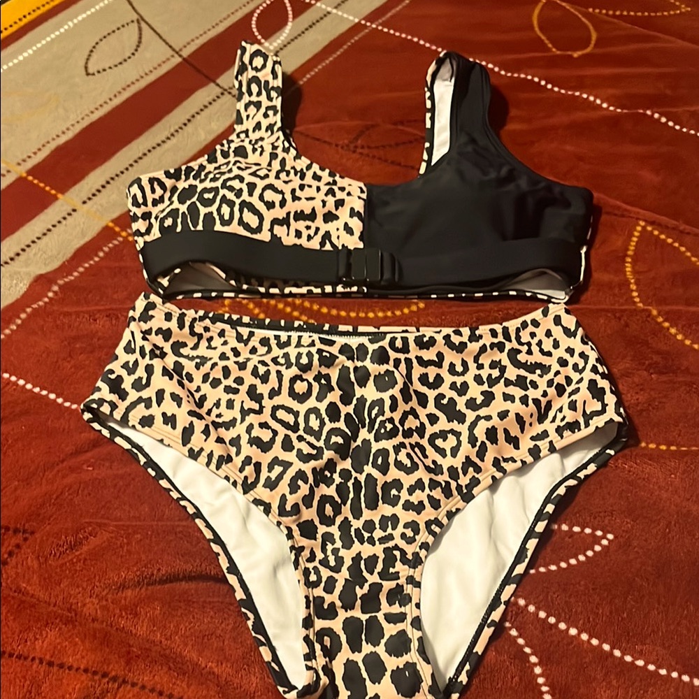 2pc Leopard swimsuit (SHEIN)